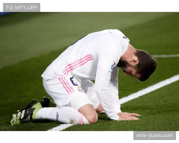 镜头之外：蒙扎对阵卡利亚里，双方教练席频繁通过平板电脑进行临场调整